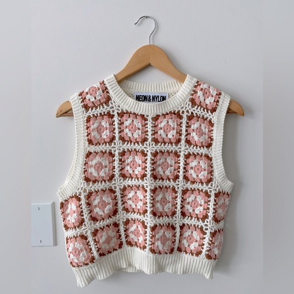 Crochet sleeveless shirt - Picture 2 of 2